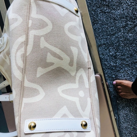 Louis Vuitton Beautiful Handbag - Picture 3 of 8